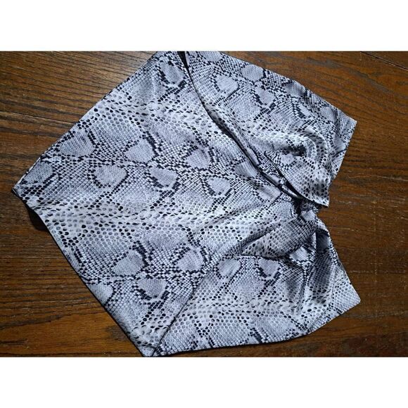 New Medium Forever21 Woven Snakeskin Print Open Back Hankerchief Shirt Top NWT - Picture 6 of 6